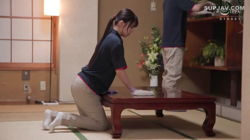 全身 · 和室 · 跪姿 · 榻榻米 · 认真 · 抹布 · 深色工作服 · 擦拭桌面