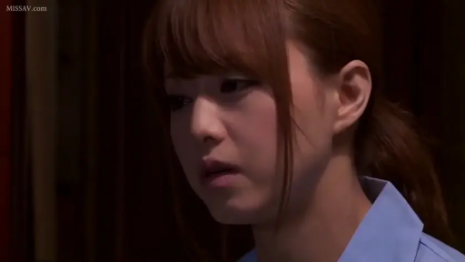 室内 · 真剣 · 顔部のクローズアップ · 注視 · 蓝色制服 · 棕发 · 侧对