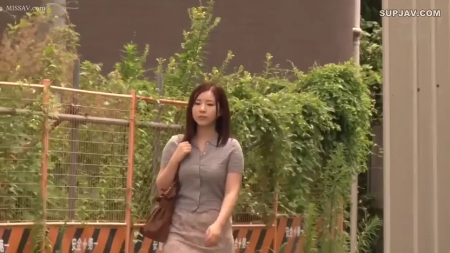 中景 · 户外街道 · 灰色修身上衣