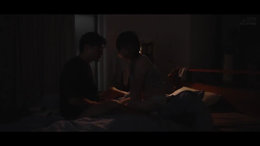 骑乘位 · 投入 · 卧室 · 中景 · 性爱 · 床 · 内衣 · 昏暗