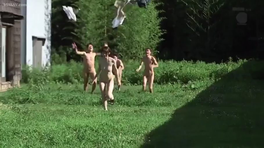 全裸 · 远景 · 多人 · 兴奋 · 户外草地 · 奔跑 · 集体裸奔 · 飞舞的衣物