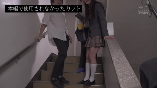 全身 · 站立 · 微笑 · 楼梯间 · 扶手 · JK制服 · 闲谈 · 幕后花絮