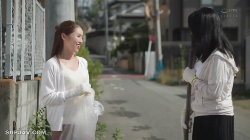 站姿 · 全景 · 平静 · 休闲装 · 户外街道 · 扫帚 · 路边 · 打扫卫生