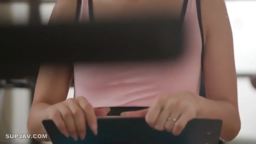 室内 · 脸部特写 · 运动背心 · 站姿 · 微笑 · 注视