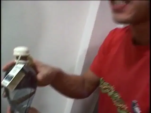 室内 · 站立 · 中景 · 酒瓶 · 模糊 · 露齿笑 · 红色短袖 · 拿酒瓶