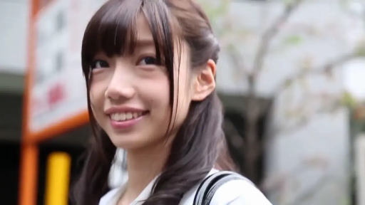 单人 · 脸部特写 · 站立 · 白衬衫 · 微笑 · 清纯 · 户外 · 书包带