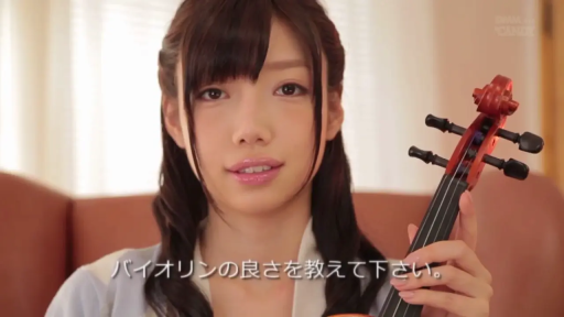 室内 · 座り姿勢 · 微笑 · 顔のクローズアップ · 对视 · 休闲服 · 日本AV · 小提琴