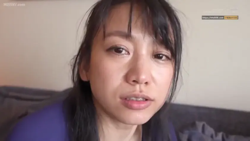 室内 · 座り姿勢 · 憂鬱 · 顔部のクローズアップ · 注視 · 青い上着