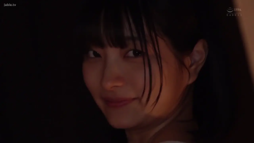 室內 · 臉部特寫 · 白色上衣