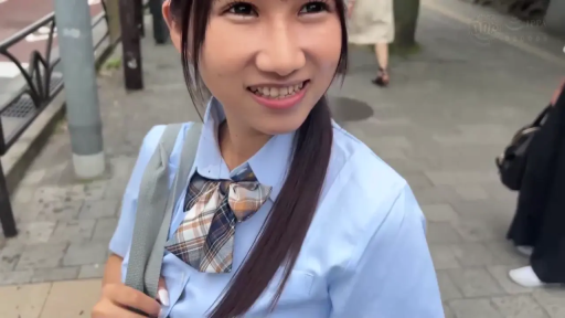 面部 · 校服 · 站立 · 微笑 · 街道 · 书包 · 走路 · 少女