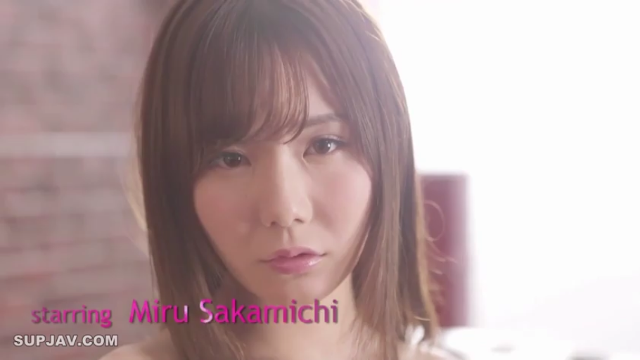 室内 · 忧郁 · 脸部 · 字幕 · 裸体 · 正面 · 直视