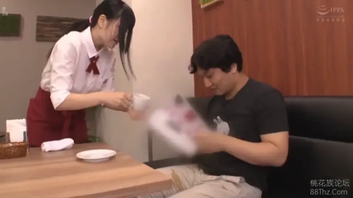 Sitting Posture · Medium shot · 餐厅 · bland · 咖啡杯 · 女仆咖啡厅制服 · 端茶服务 · 左下角广告图层