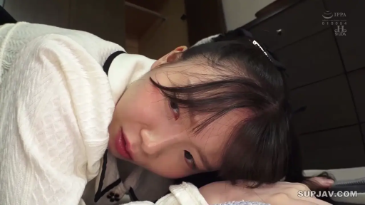 室内 · 迷离 · 面部特写 · 高视角 · 注视 · 趴卧 · 白色毛衣