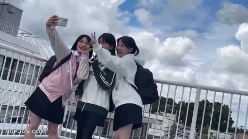 全身 · 站立 · 携帯電話 · JK制服 · 屋外 · 自拍 · 开心 · 三人