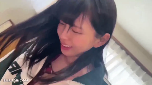 室内 · 頭を下げる · 顔のクローズアップ · 长发 · 大笑 · 喜悦 · 校服外套