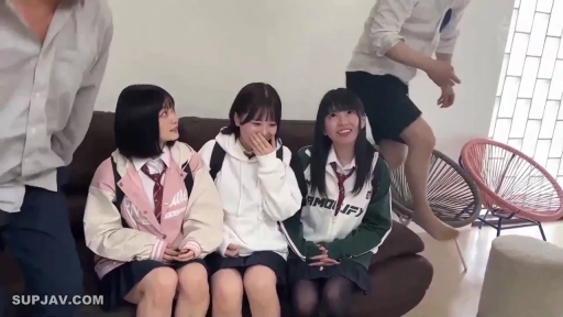 座り姿勢 · 会話 · ソファ · 微笑 · リビング · 多人 · JK制服