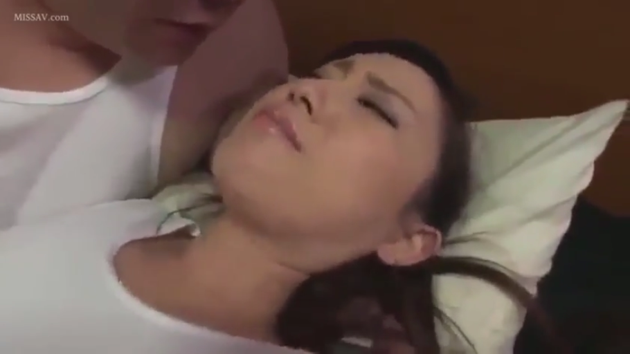 脸部特写 · 床上 · 白色T恤