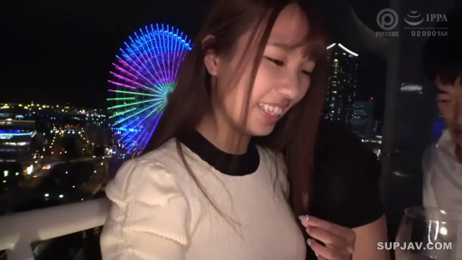 站立 · 微笑 · 半身 · 酒杯 · 露台 · 白色毛衣 · 夜景 · 约会