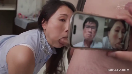 室内 · 俯身 · 专注 · 脸部特写 · 口交 · 手机 · 无袖上衣 · 熟女