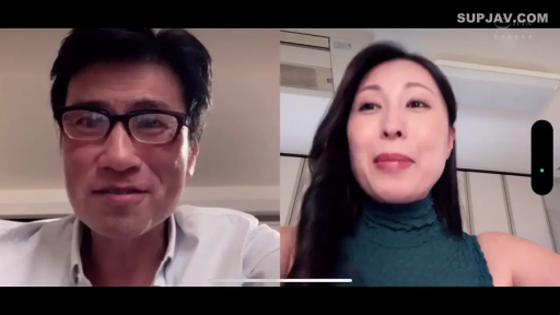 室内 · 坐姿 · 眼镜 · 微笑 · 面部特写 · 无袖上衣 · 分屏 · 视频通话