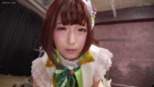 室内 · 俯身 · 平静 · 面部特写 · 注视镜头 · 发饰 · 成人影视 · 偶像演出服