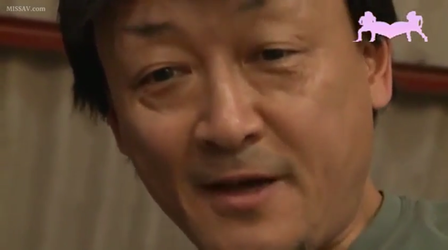 室内 · 脸部特写 · 自然 · 凝视 · 正面 · 中老年男性 · 绿色T恤