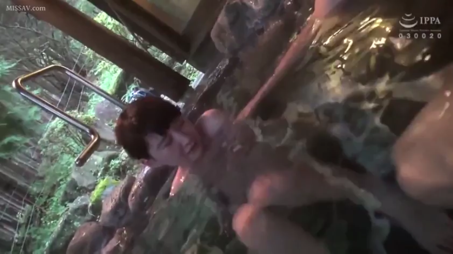 坐姿 · 全裸 · 露天温泉