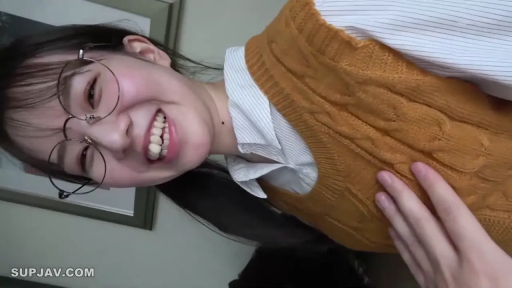 Indoor · Sitting Posture · Glasses · Close-up of the face · 针织马甲 · 大笑 · 开心 · Pure style