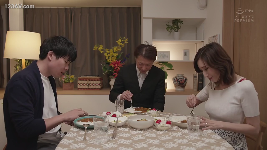 全景 · 平静 · 餐桌 · 餐厅 · 端坐 · 用餐 · 多人聚餐 · 白色修身上衣