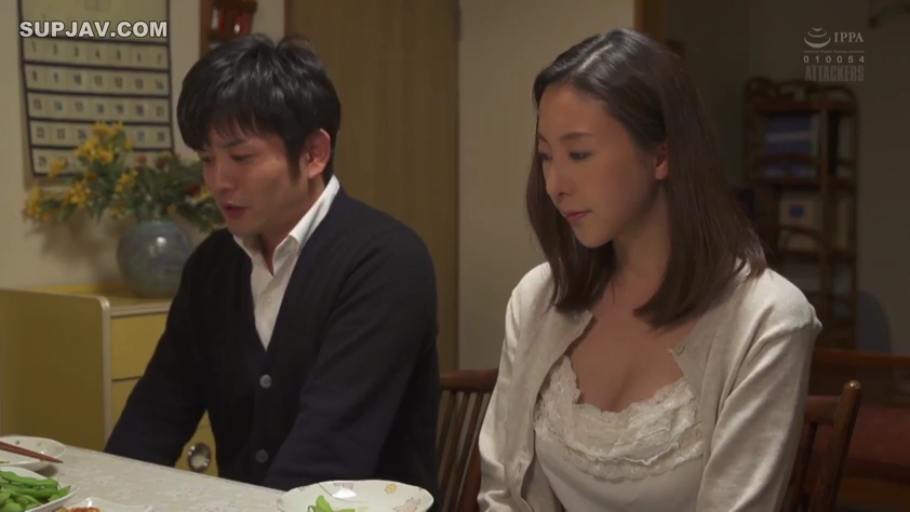 餐厅 · 男性身穿黑色开衫搭配白色衬衫