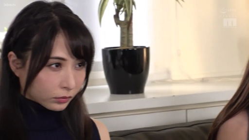 座り姿勢 · 全景 · リビング · 拘谨 · 茶几 · 私服 · 多人 · 谈话