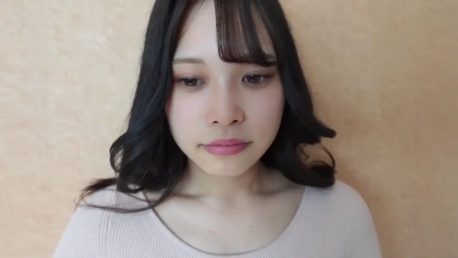 室內 · 坐姿 · 憂鬱 · 面部特寫 · 凝视 · 长发 · 粉色針織衫