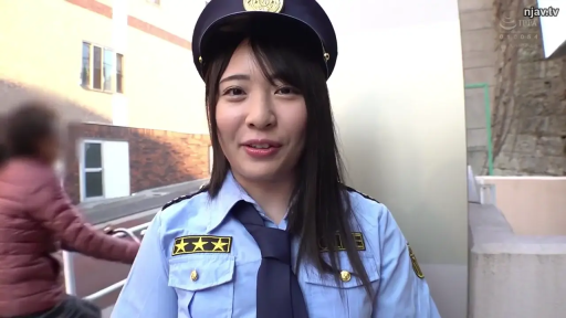 面部 · 角色扮演 · 站立 · 展示 · 微笑 · 制服 · 室外 · 警帽