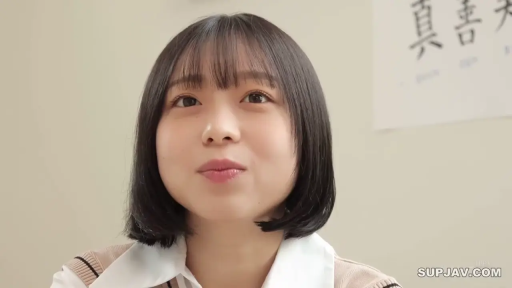 坐姿 · 交谈 · 面部 · 針織背心 · 沙发 · 自然 · 客廳 · 日常视角