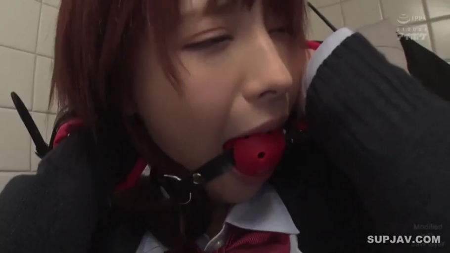 顔部のクローズアップ · 浴室 · 制服 · 仰頭