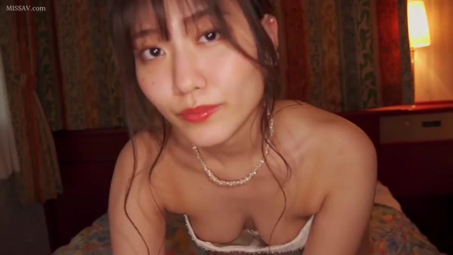 俯身 · 胸部特写 · 诱惑 · 凝视 · 酒店 · 白色蕾丝内衣