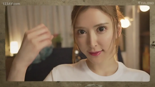 室内 · 微笑 · 面部特写 · 正坐 · 凝视 · 白T恤 · 人像