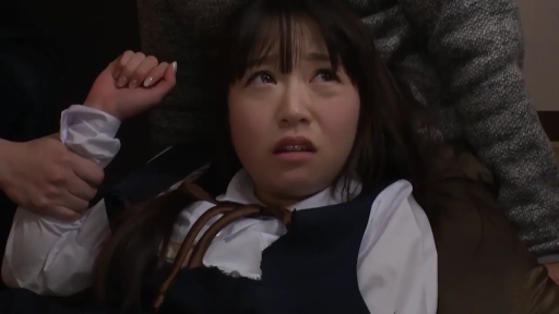 Indoor · Close-up of the face · Supine · 制服