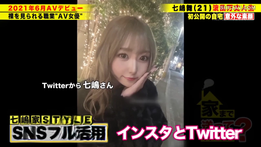 脸部特写 · 甜美 · 自拍 · 托腮 · 黑色常服 · 街头 · 宣传文字