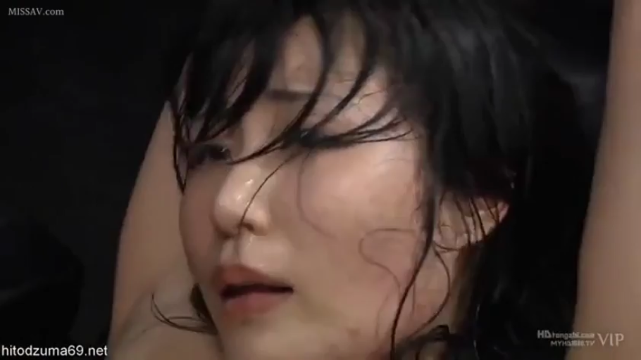 坐姿 · 中景 · 制服 · 吊灯 · 丝袜 · 认真 · 撩起上衣 · KTV