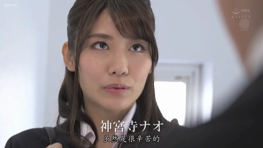 室内 · 站立 · 微笑 · 面部特写 · 职业装 · 字幕叠加 · 介绍