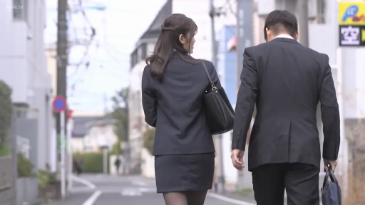 深情 · 面部特写 · 昏暗的室内 · 白色无袖针织衫 · Supjav水印 · 低声对话 · 面对面近距离对视