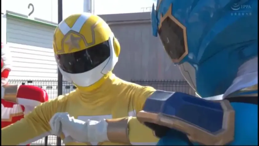 中景 · 户外 · 面对面站立 · 战队服