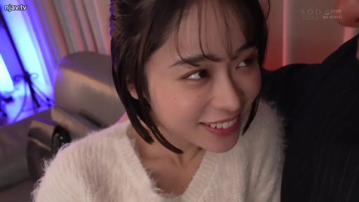 愉悦 · 沙发 · 面部特写 · 依偎姿势 · 微笑注视 · 白色绒毛毛衣 · 室内沙发边