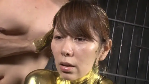 站立 · 面部特写 · 恍惚 · 铁栅栏 · 地牢 · 猎奇 · 身体涂抹 · 金色人体彩绘