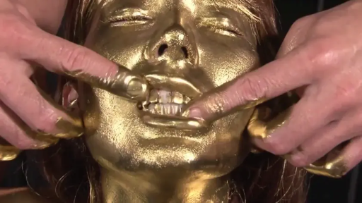 室内 · 顔 · 目を閉じて · 仰臥 · 人体彩绘 · 撑嘴 · 金色颜料