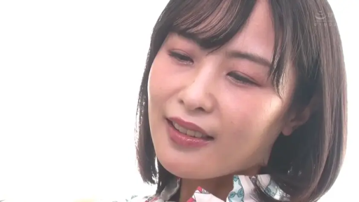 室内 · 微笑 · 自然 · 面部特写 · 短发 · 碎花衬衫 · 正脸