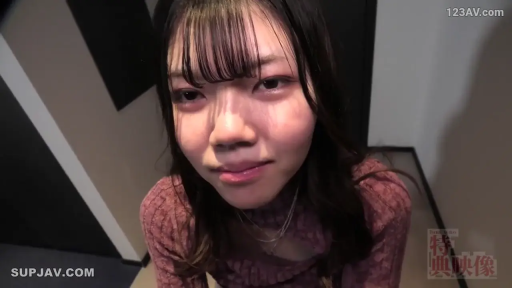 室内 · 微笑 · 项链 · 面部特写 · 凝视 · 仰视 · 粉色针织衫