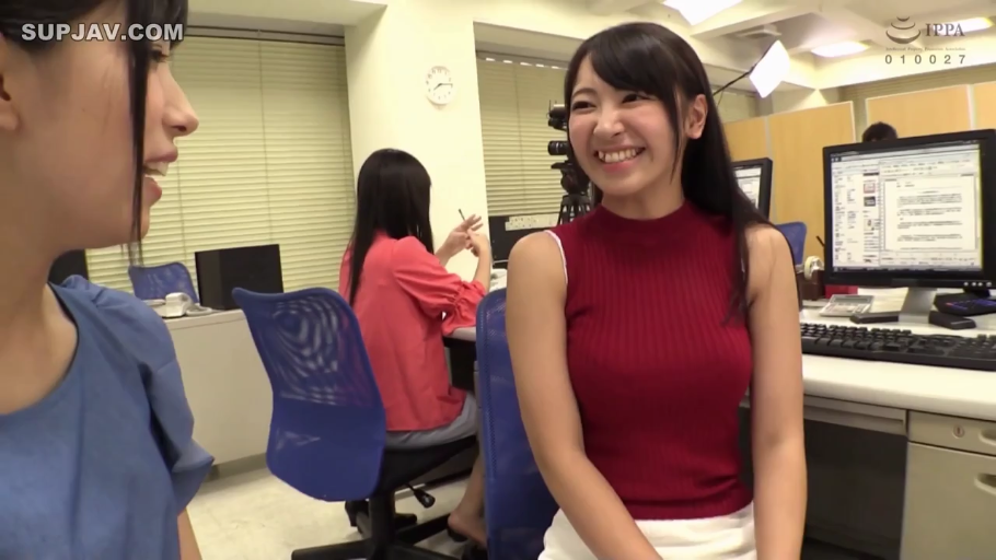 Sitting Posture · Conversation · 办公室 · Computer · Half-body · Workplace · 大笑 · 红色无袖上衣