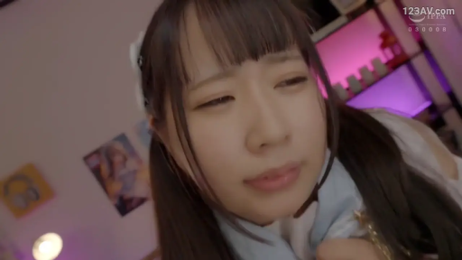 坐姿 · 胸部 · 露乳 · 卧室 · 张口 · 水手服 · 双马尾 · 书架